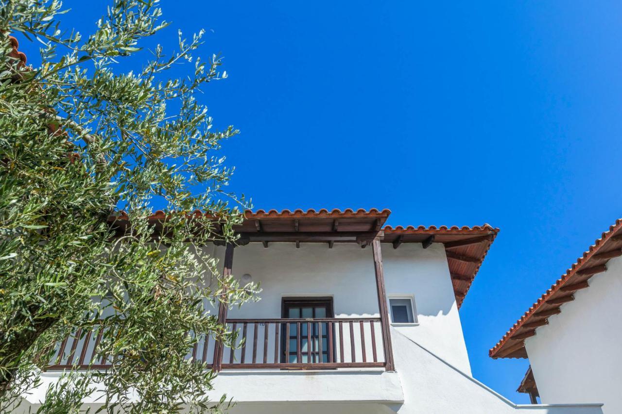 Eleon Suites Afytos Bagian luar foto
